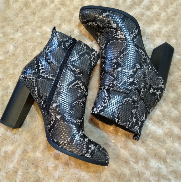 Delicious Shoes - Snakeskin print ankle boots